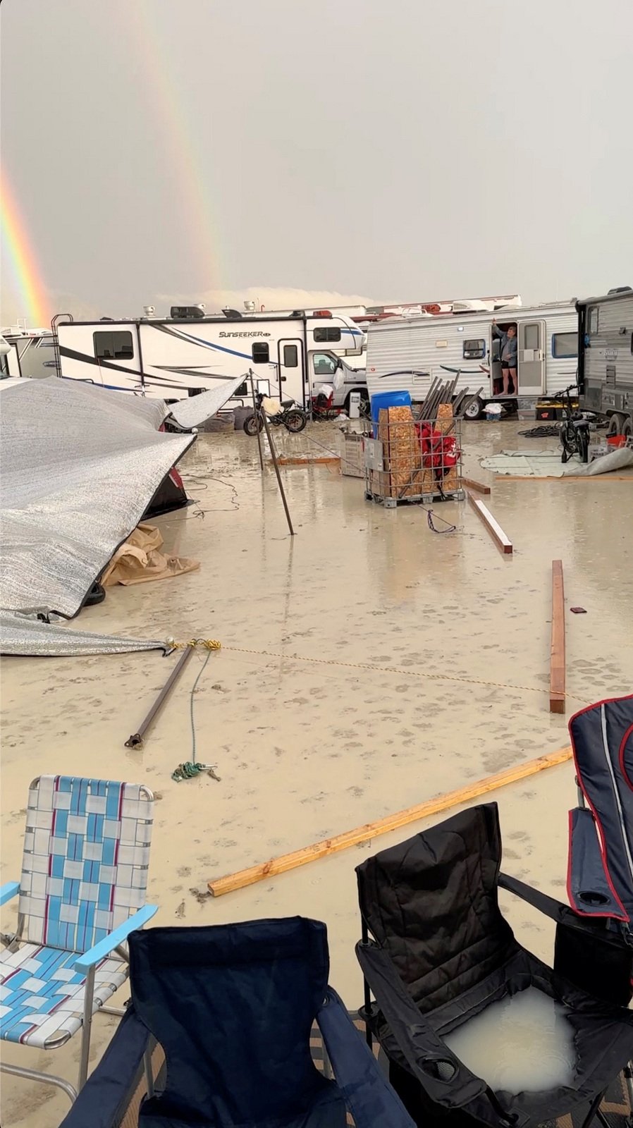 Americký festival Burning man (Hořící muž) narušil silný déšť.