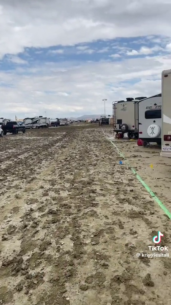 Festival Burning Man přerušil vydatný déšť, desetitisíce lidí uvěznil v bahnité poušti.