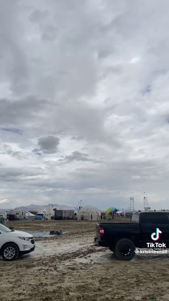 Festival Burning Man přerušil vydatný déšť, desetitisíce lidí uvěznil v bahnité poušti.