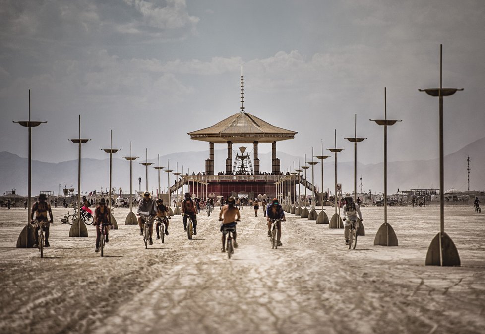 Burning Man má punc nedosažitelnosti, snů a nepředstavitelna. Provizorní město Black Rock City vítá každoročně lidi z celého světa.