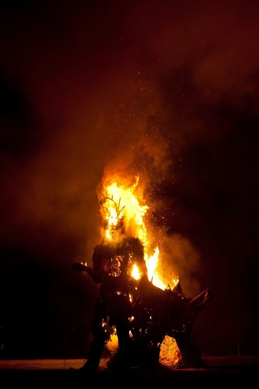 Zapálená lidská postava, která se na konci festivalu každoročně rituálně pálí.