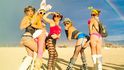 Součástí festivalu Burning Man jsou i divoké kostýmy jeho návštěvnic