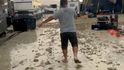 Hořící muž pod vodou. Známý americký festival spláchly přívalové deště