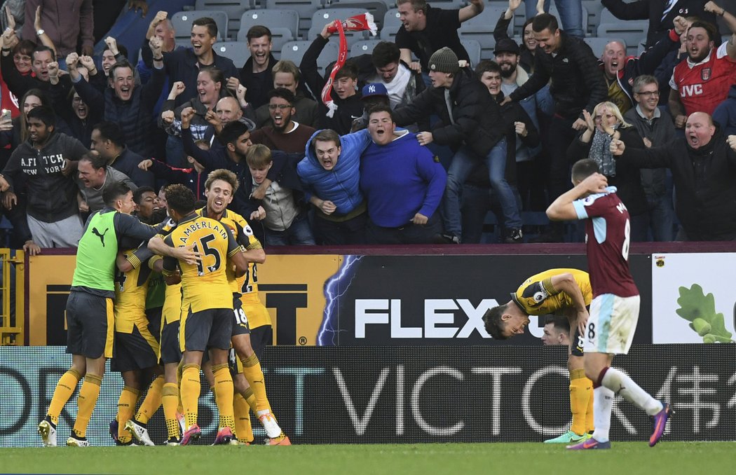 Fotbalisté Arsenalu slaví vítězný gól na půdě Burnley