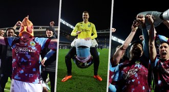 Bizarní oslavy fotbalistů Burnley po ligovém triumfu: Bubnování na zadek a slepice!