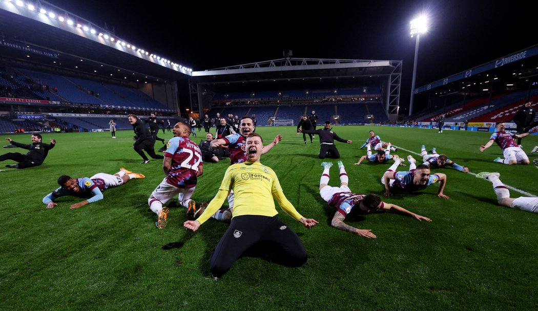Fotbalisté Burnley si ligový triumf pořádně užili.