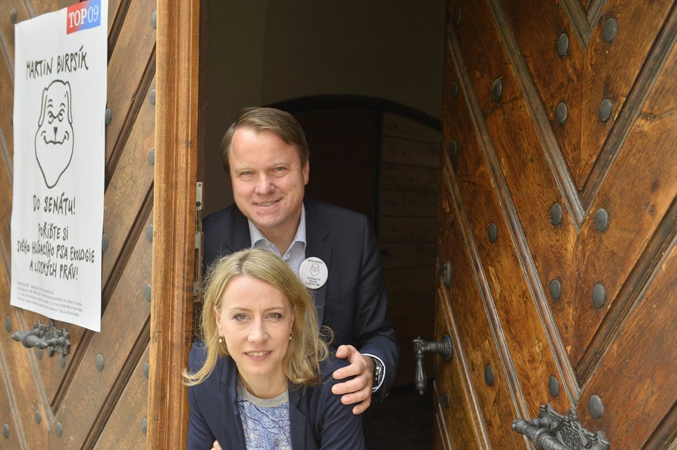 Martin Bursík i s Kateřinou Jacques zapózovali před volebním plakátem. Volby jim však nevyšly