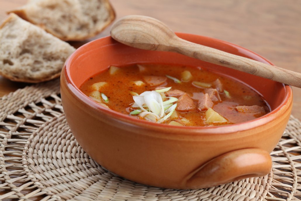Gulášová polévka je maďarská klasika, která u nás zdomácněla