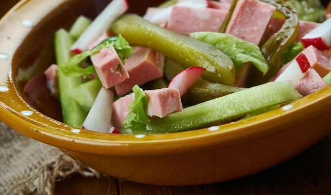 Pokud nezvolíte majonézovou zálivku, salát z buřty bude dietnější