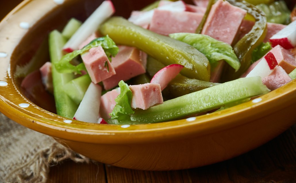 Pokud nezvolíte majonézovou zálivku, salát z buřty bude dietnější