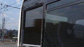 Cestující do Plzně vezl autobus s provizorně zakrytým oknem.