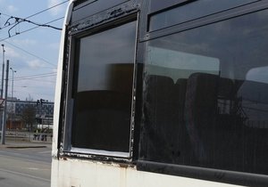 Cestující do Plzně vezl autobus s provizorně zakrytým oknem.