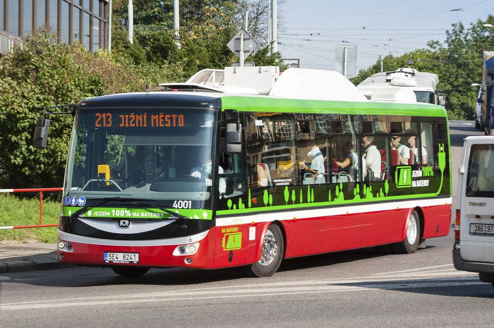 Elektrobus se v Praze testuje už rok.