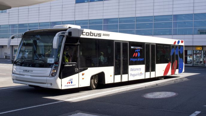 VÝMĚNA. Letiště teď využívá sedmnáct starších autobusů Cobus. S naplněním nové objednávky je po sezoně začne postupně vyřazovat.