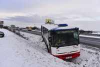 Řidiči i chodci, pozor. Silnice a chodníky pokryje nebezpečná ledovka