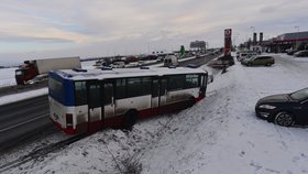 Autobus sjel z dálnice do příkopu.