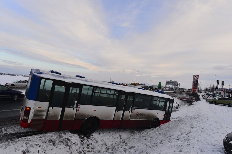 Autobus sjel z dálnice do příkopu.