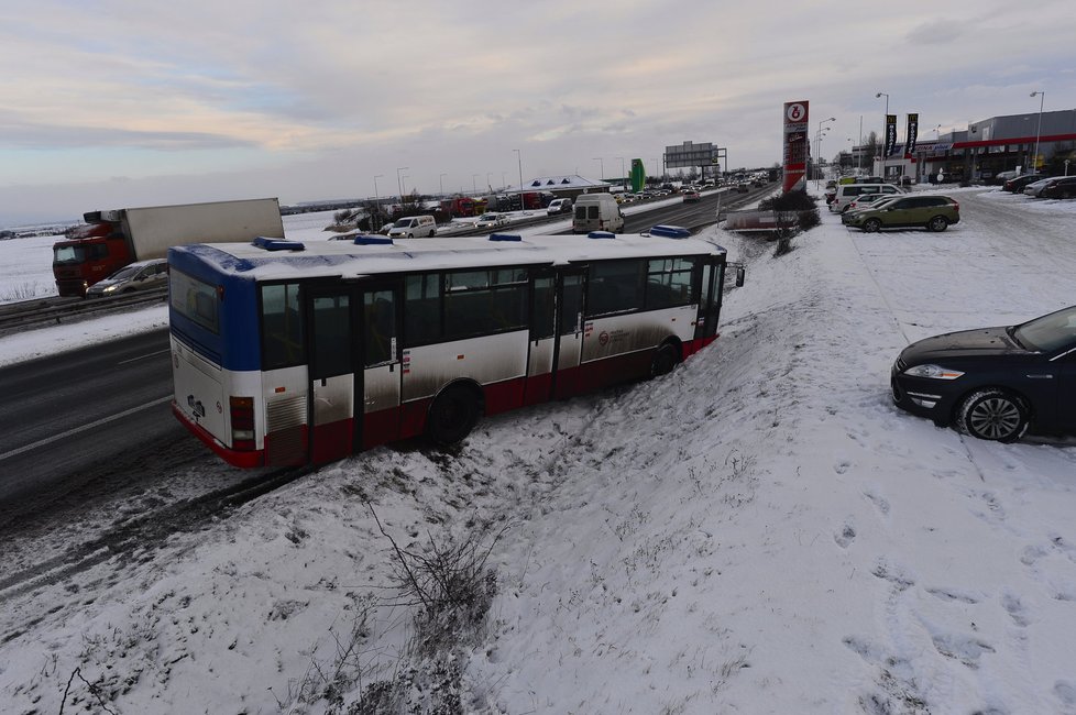 Autobus sjel z dálnice do příkopu.