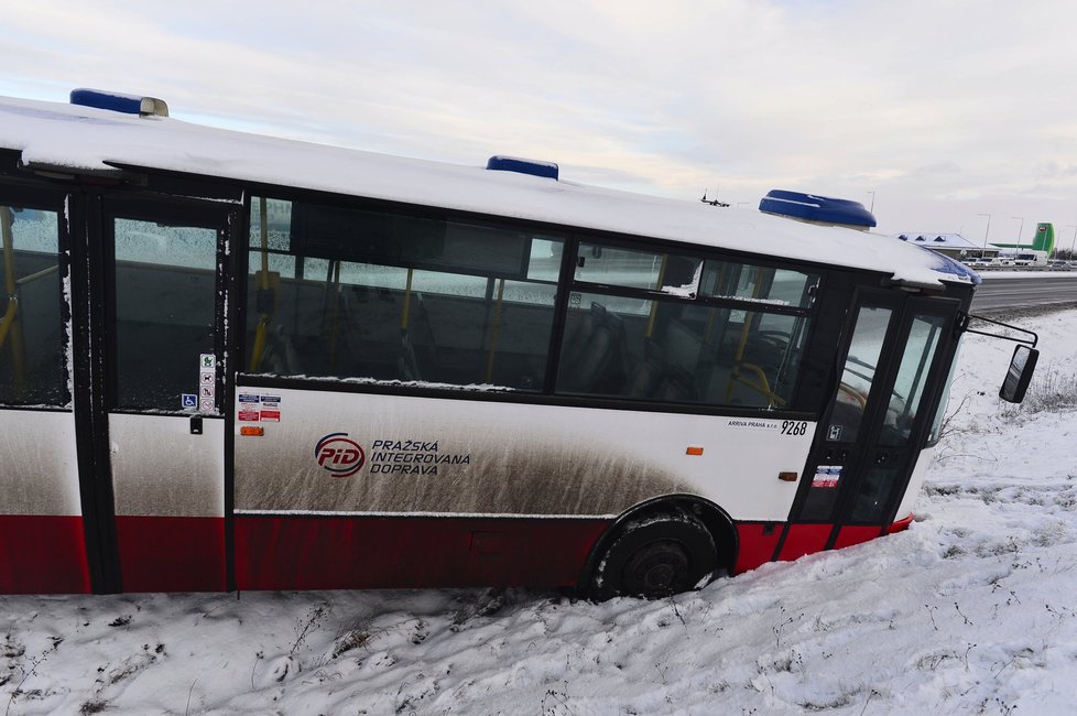 Autobus sjel z dálnice do příkopu.