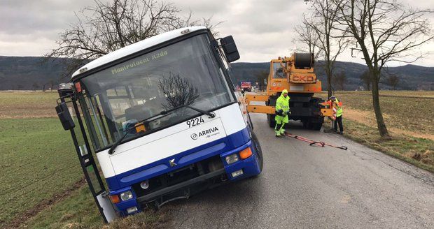 Autobus sjel u obce Lety do příkopu. Řidiče překvapila utržená krajnice