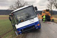 Autobus sjel u obce Lety do příkopu. Řidiče překvapila utržená krajnice