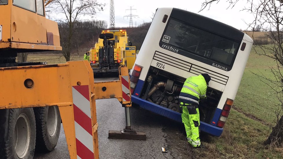 Řidič autobusu při vyhýbání sjel na krajnici, která se utrhla.