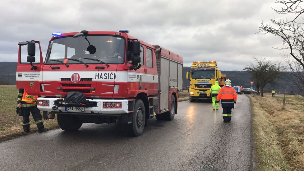 Řidič autobusu při vyhýbání sjel na krajnici, která se utrhla.