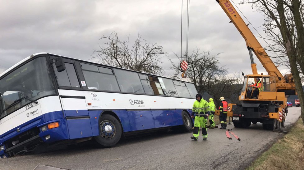 Řidič autobusu při vyhýbání sjel na krajnici, která se utrhla.