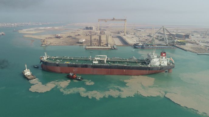 Ropný tanker v íránském přístavu Búšehr