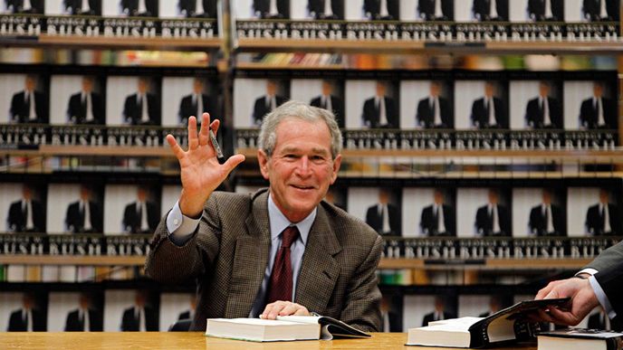 George Bush podepisuje svoji knihu