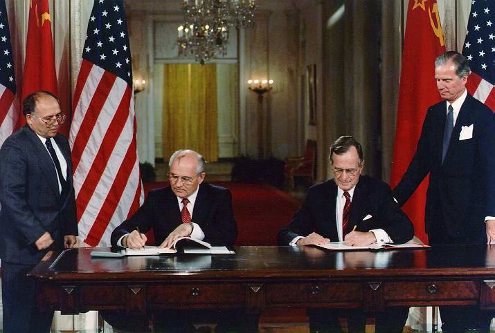 Končící studená válka: Gorbačov a Bush roku 1990 podepisují jednu z řady dohod.