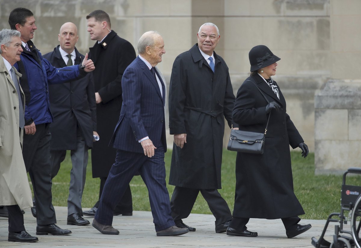 Kvůli pohřbu Bushe staršího se sjelo do Washingtonu mnoho význačných hostů.