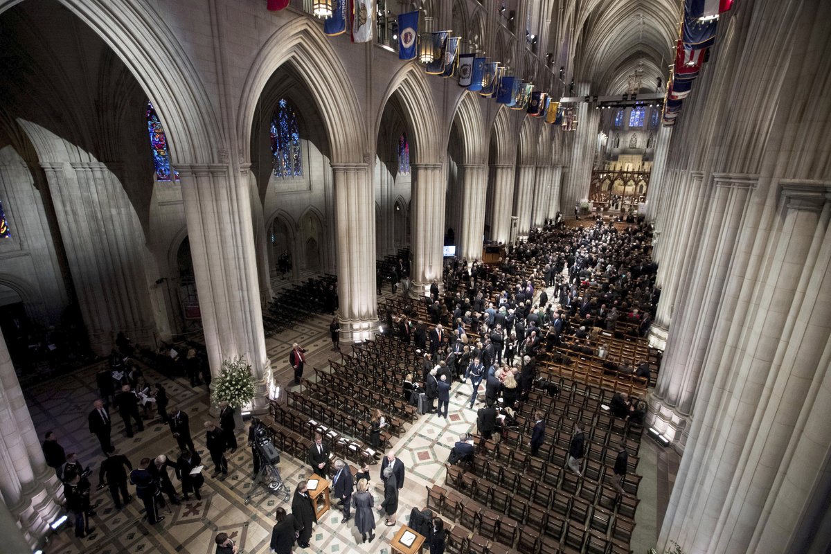 Kvůli pohřbu Bushe staršího se sjelo do Washingtonu mnoho význačných hostů.