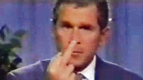 Bývalý prezident Bush ukázal zvednutý prostředníček. Pak se tomu hlasitě smál
