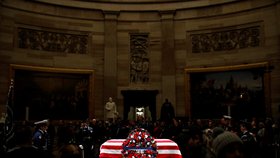 Uctění památky zesnulého prezidenta George Bushe staršího v rotundě Kapitolu (4.12.2018)
