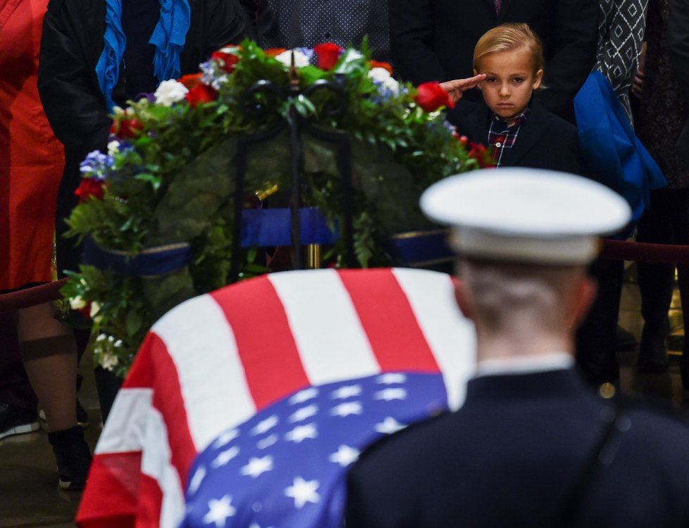 Uctění památky zesnulého prezidenta George Bushe staršího v rotundě Kapitolu (4. 12. 2018)