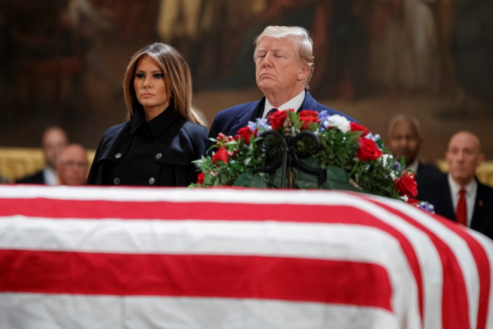 Uctění památky zesnulého prezidenta George Bushe staršího v rotundě Kapitolu (4. 12. 2018)