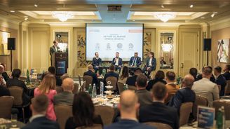 Business Breakfast e15: Důležité je investovat a kombinovat aktivní a pasivní správu, říkají experti