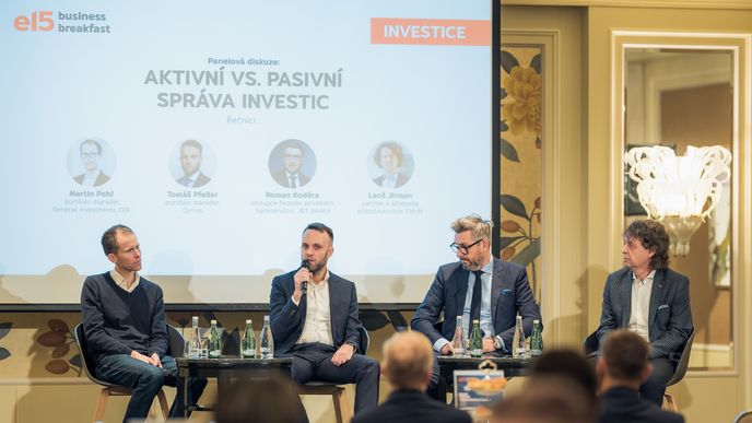 Business Breakfast e15. Na snímku zleva: Martin Pohl (Generali Investments CEE), Tomáš Pfeiler (Cyrrus), Roman Koděra (J&T Banka) a Leoš Jirman (Emun).