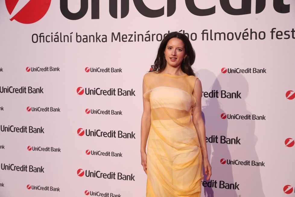 Příchody na luxusní party Unicredit Bank - herečka Michelle Hansen