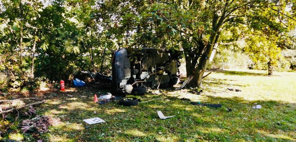 Vážná nehoda se stala na dálnici D7 u Buštěhradu. Auto vylétlo přes svodidla mimo jízdní pruh, po pár kotrmelcích skončilo v zahradě. Řidička a spolujezdkyně utrpěly vážná zranění.