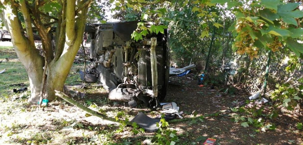 Vážná nehoda se stala na dálnici D7 u Buštěhradu. Auto vylétlo přes svodidla mimo jízdní pruh, po pár kotrmelcích skončilo v zahradě. Řidička a spolujezdkyně utrpěly vážná zranění.