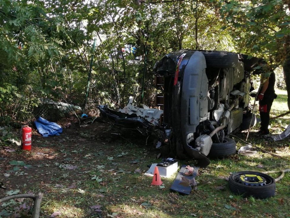 Vážná nehoda se stala na dálnici D7 u Buštěhradu. Auto vylétlo přes svodidla mimo jízdní pruh, po pár kotrmelcích skončilo v zahradě. Řidička a spolujezdkyně utrpěly vážná zranění.