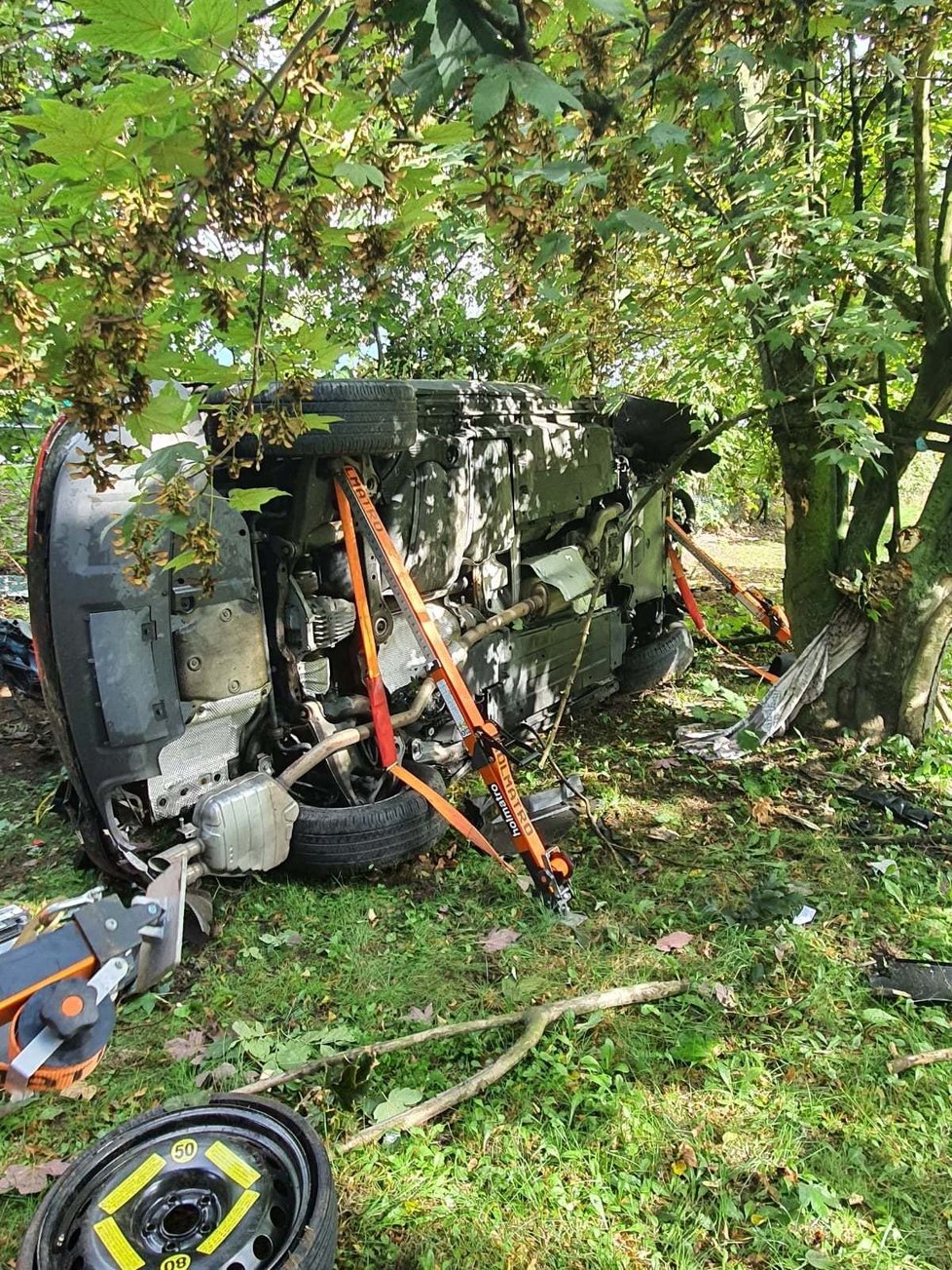 Vážná nehoda se stala na dálnici D7 u Buštěhradu. Auto vylétlo přes svodidla mimo jízdní pruh, po pár kotrmelcích skončilo v zahradě. Řidička a spolujezdkyně utrpěly vážná zranění.