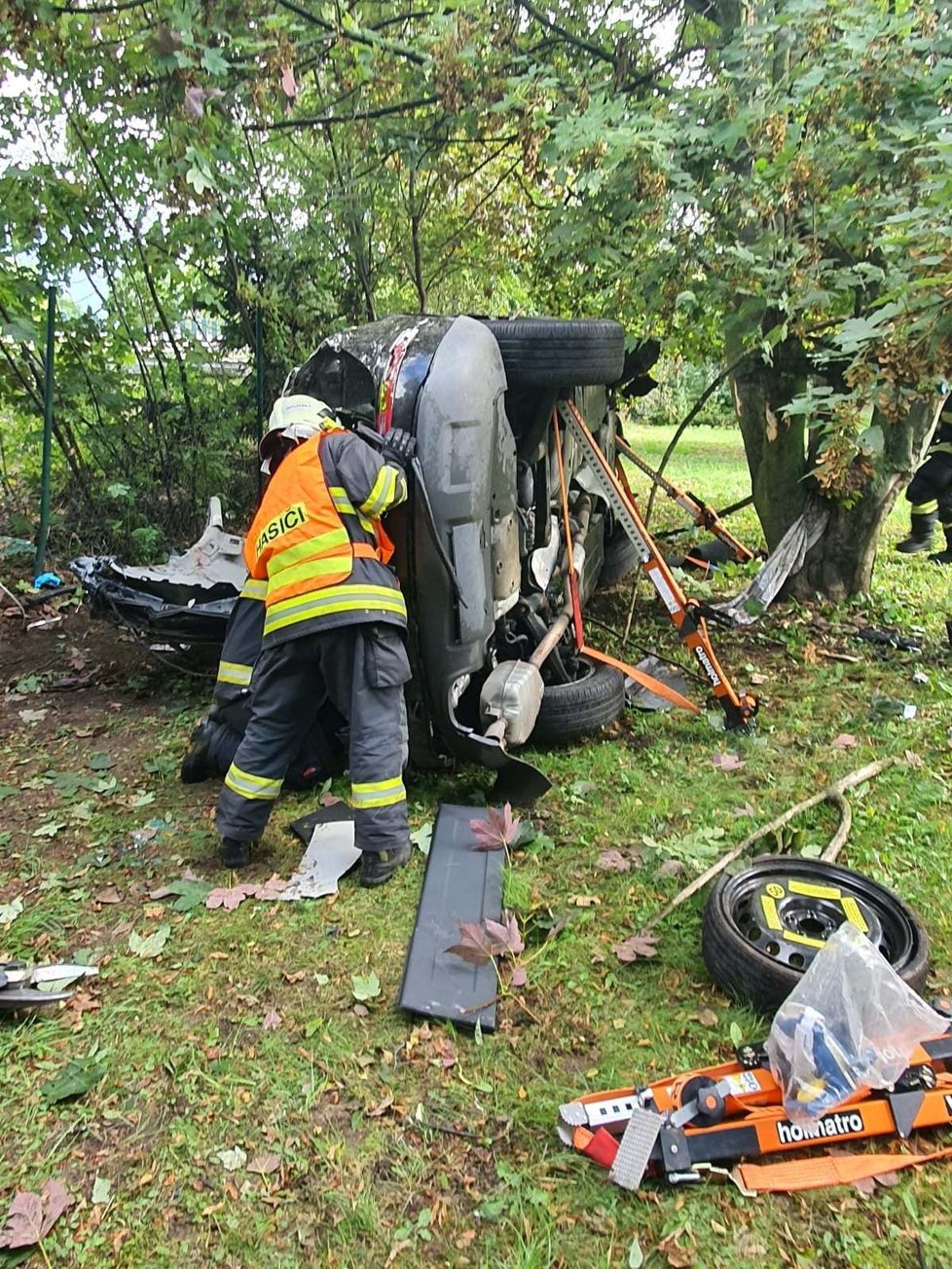 Vážná nehoda se stala na dálnici D7 u Buštěhradu. Auto vylétlo přes svodidla mimo jízdní pruh, po pár kotrmelcích skončilo v zahradě. Řidička a spolujezdkyně utrpěly vážná zranění.