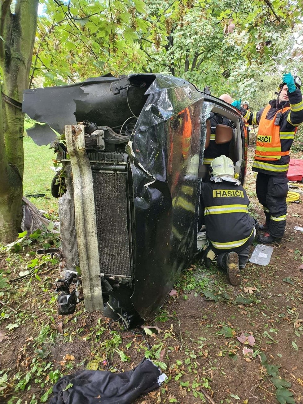 Vážná nehoda se stala na dálnici D7 u Buštěhradu. Auto vylétlo přes svodidla mimo jízdní pruh, po pár kotrmelcích skončilo v zahradě. Řidička a spolujezdkyně utrpěly vážná zranění.