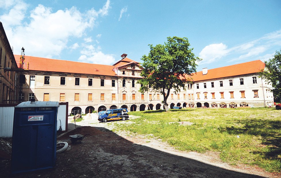 Korupční kauza se rozeběhla kolem po odhalení nekalostí během rekonstrukce Buštěhradského zámku