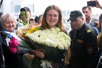 Úsměvy i kytice růží. „Agentku“ Butinovou vítali po příletu z USA v Moskvě jako hvězdu