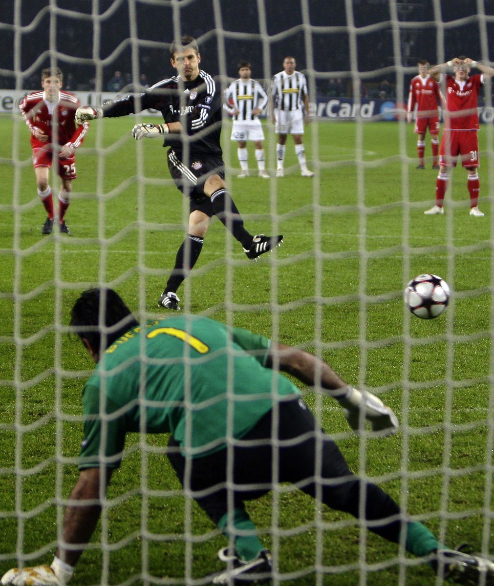 Brankář Bayernu Butt si svého kolegu z Juventusu Buffona náležitě vychutnal.