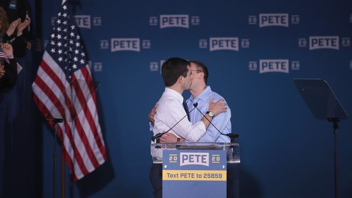 Pete Buttigieg (vlevo). Kandidát do demokratických primárek s manželem Chastenem